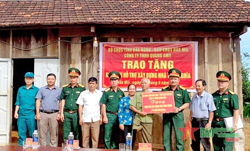 Bộ CHQS tỉnh Đắk Nông trao tiền hỗ trợ xây 